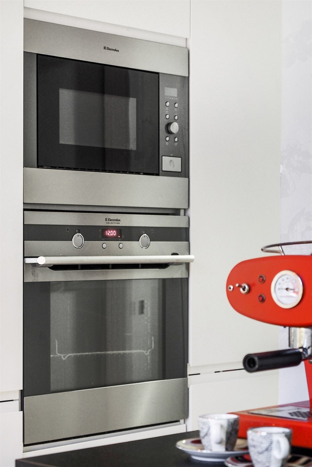 Proaktiv Eiendomsmegling - Det er integrert komfyr, mikrobølgeovn, platetopp og oppvaskmaskin Galleribilde