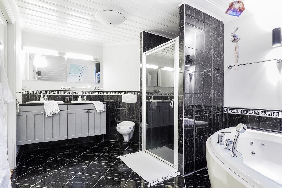 Proaktiv Eiendomsmegling - Boligens baderom har en størrelse på 10,1 kvm Galleribilde