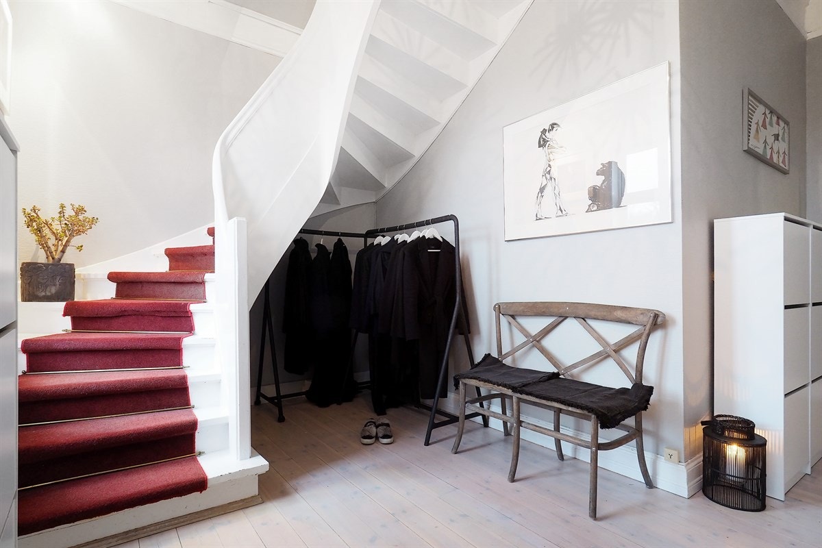 Proaktiv Eiendomsmegling - Det er en romslig gang hvor det er plass til å henge fra seg yttertøyet Galleribilde