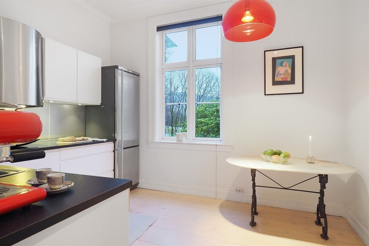 Proaktiv Eiendomsmegling - Fra kjøkkenvindu ser man ned på fotballbanen Galleribilde