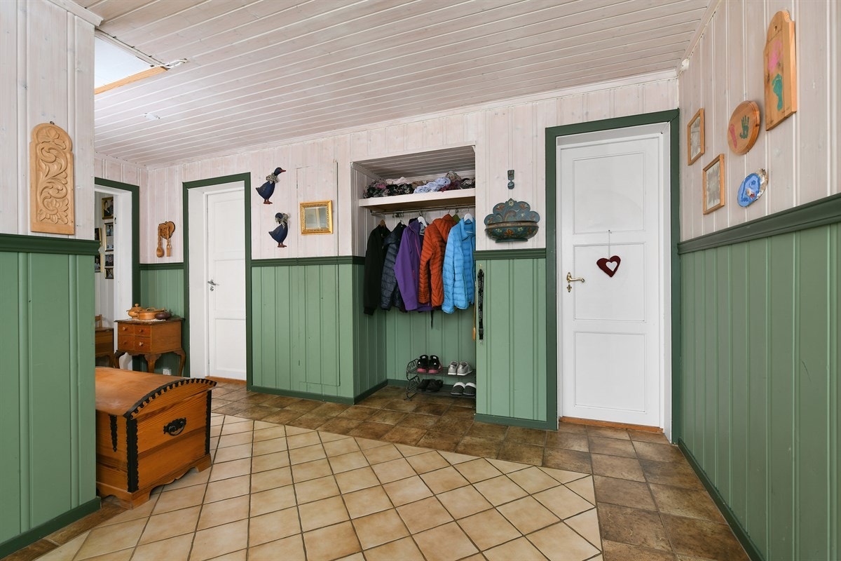 Videre er det en romslig entré med garderobenisje og flislagt gulv, to inneboder og et romslig soverom med garderobeskap. Galleribilde