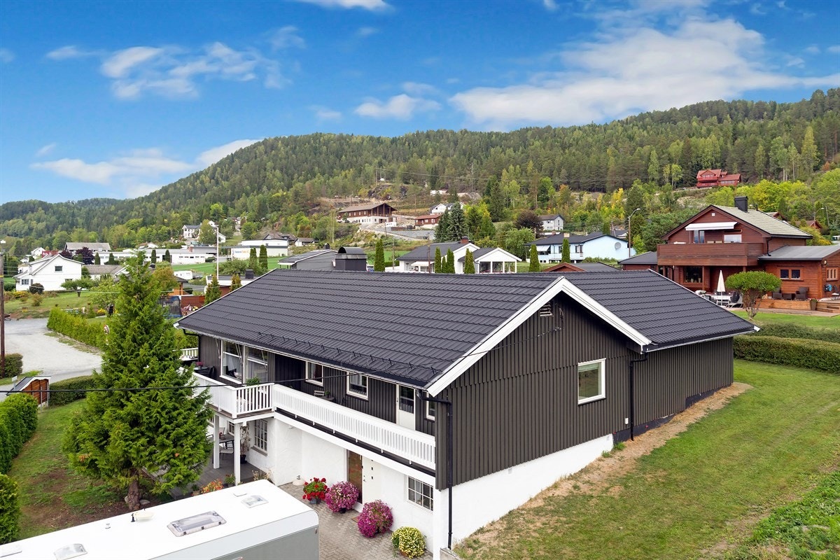 Stor og koselig hage Galleribilde