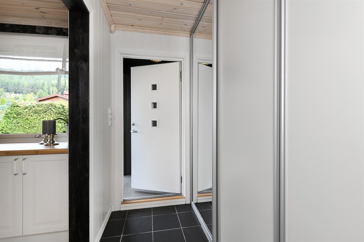 Rommet har downlights i himling, og inneholder en romslig skyvedørsgarderobe som effektivt hjelper til med å holde entreen ryddig. Galleribilde