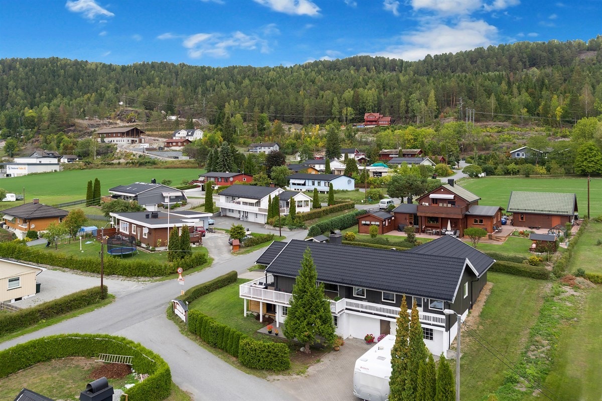 Eiendommen ligger i et solrikt, stille og rolig villaområde på Horgen i Nedre Eiker kommune. Galleribilde