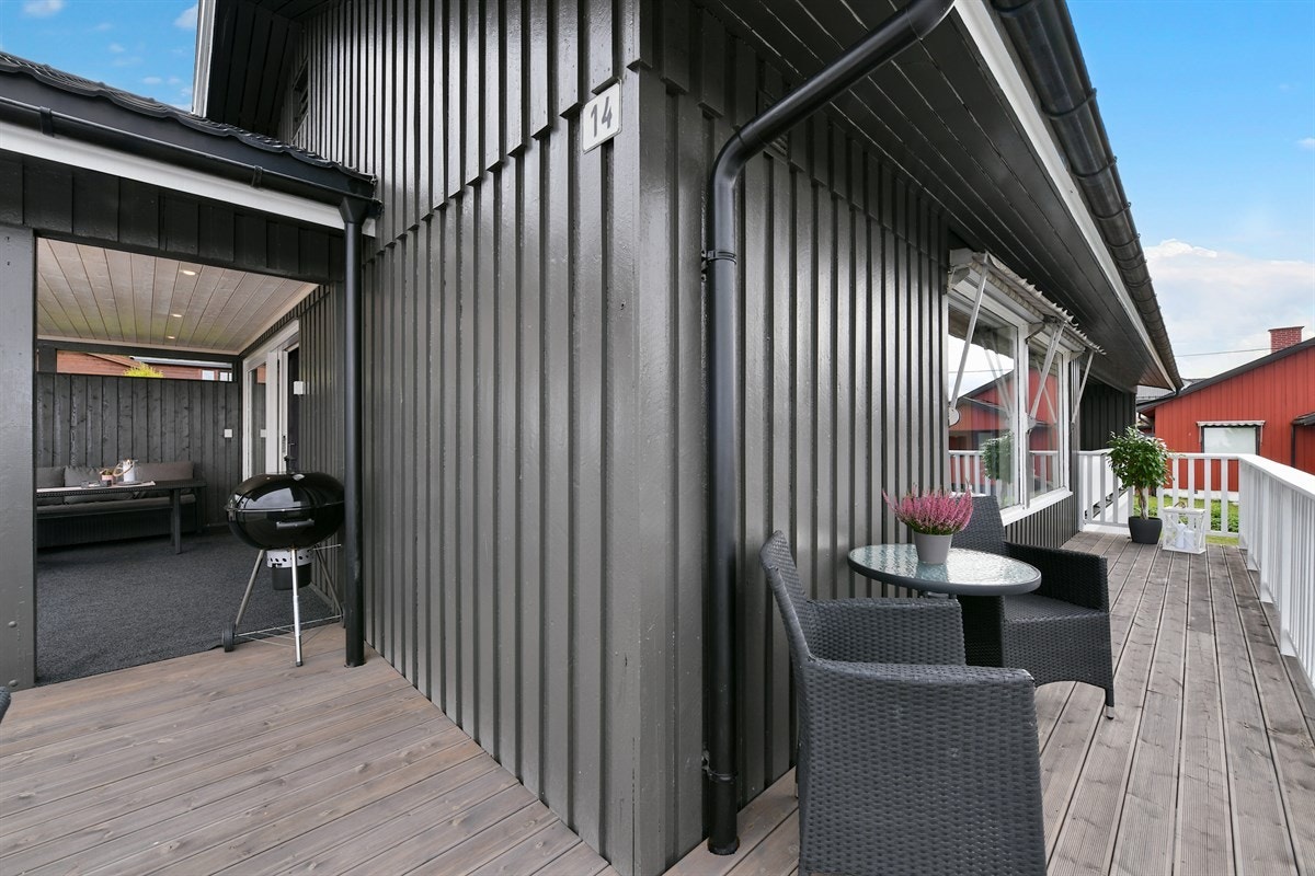 Plass til flere sittegrupper ved terrassen. Galleribilde