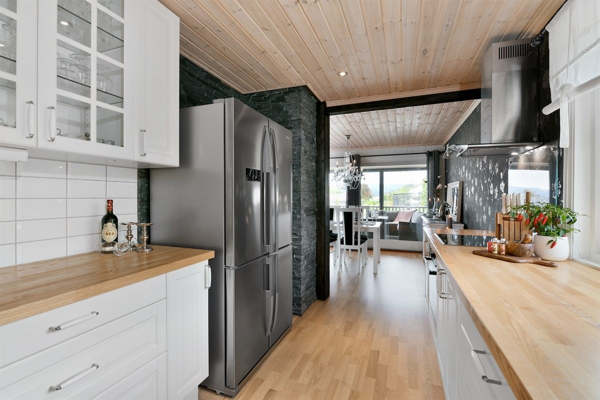 Kjøkkenet er i hoveddelen av boligen var nytt i 2013, og har et pent, arealeffektivt design med blant annet 8 meter benkeplass og takhøye overskap. Galleribilde