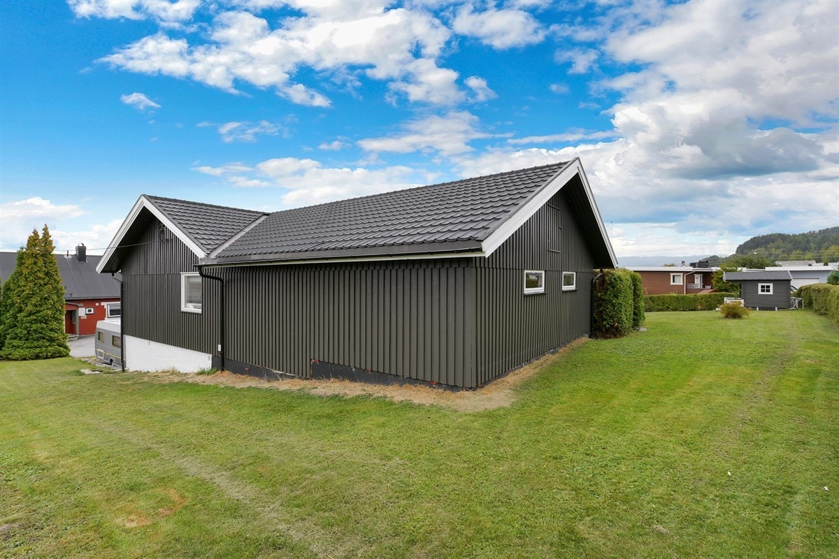 Stor og koselig hage Galleribilde