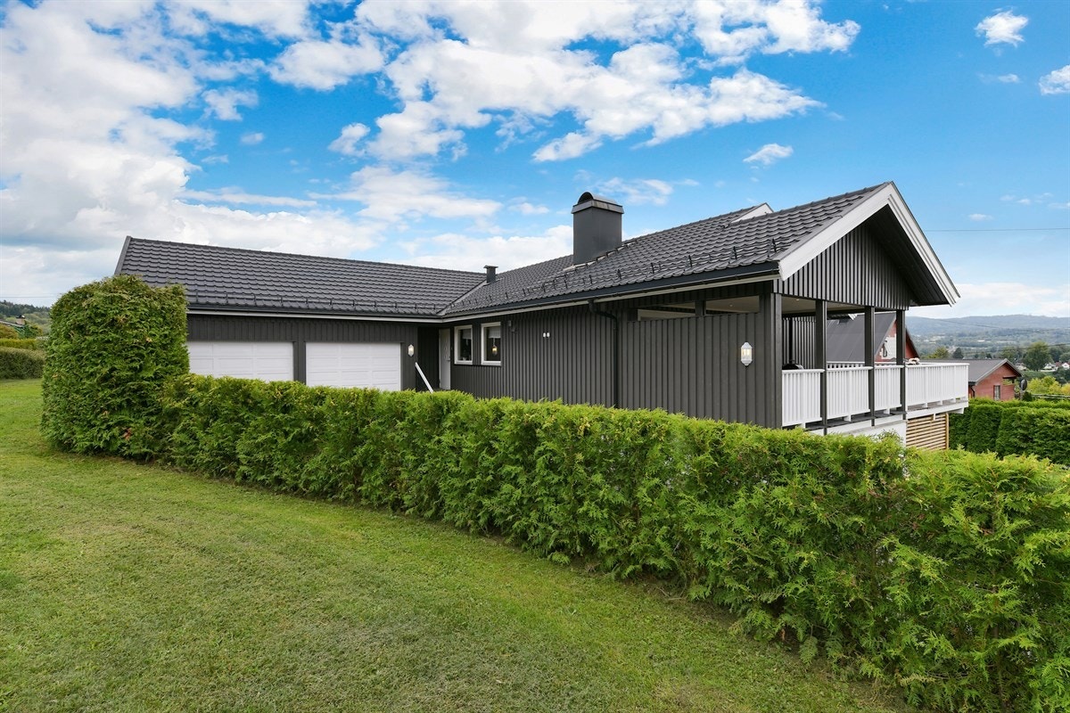 I hagen er det godt med boltreplass for store og små. Galleribilde