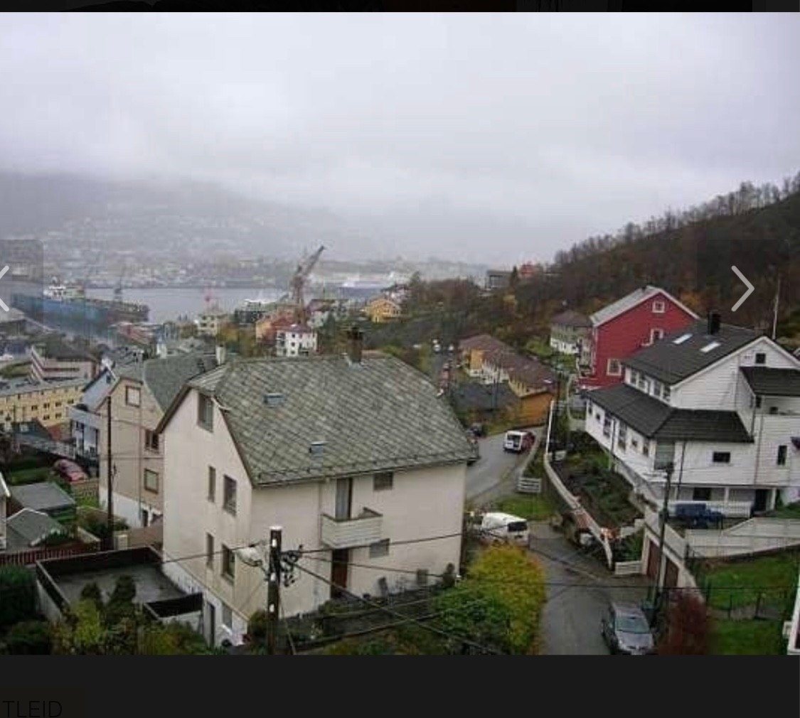 Utsikt er fra etg over. Men Ser hvordan d er utenfor (altså ikke altan til hybel ) Galleribilde