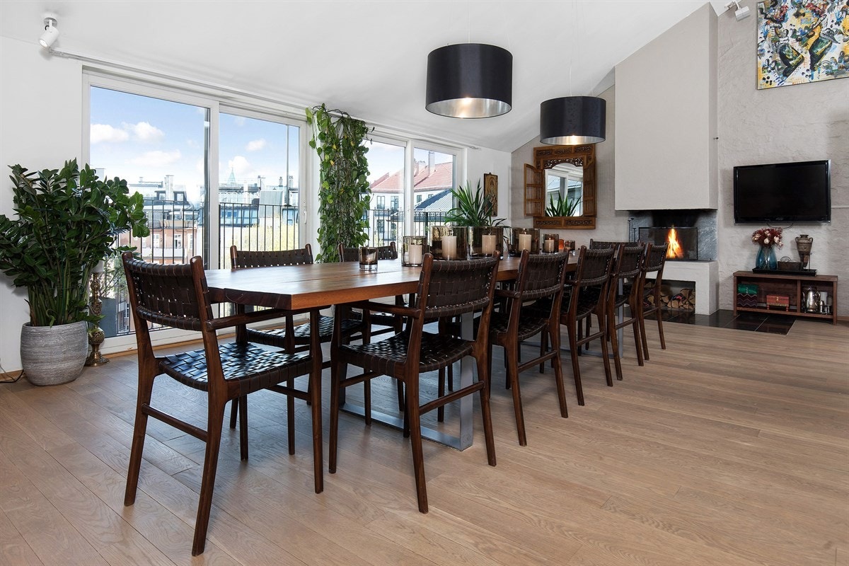 Spisestue med store skyvedører til fransk balkong Galleribilde