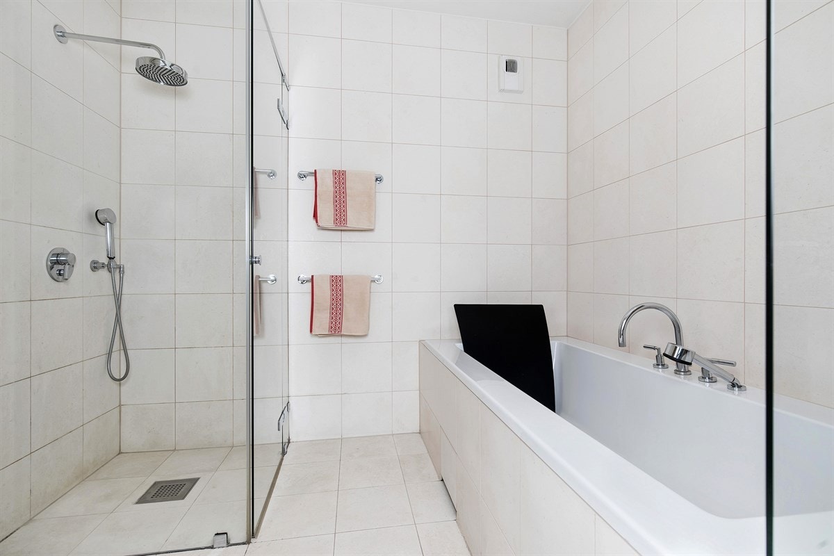Masterbad med dusj og badekar Galleribilde