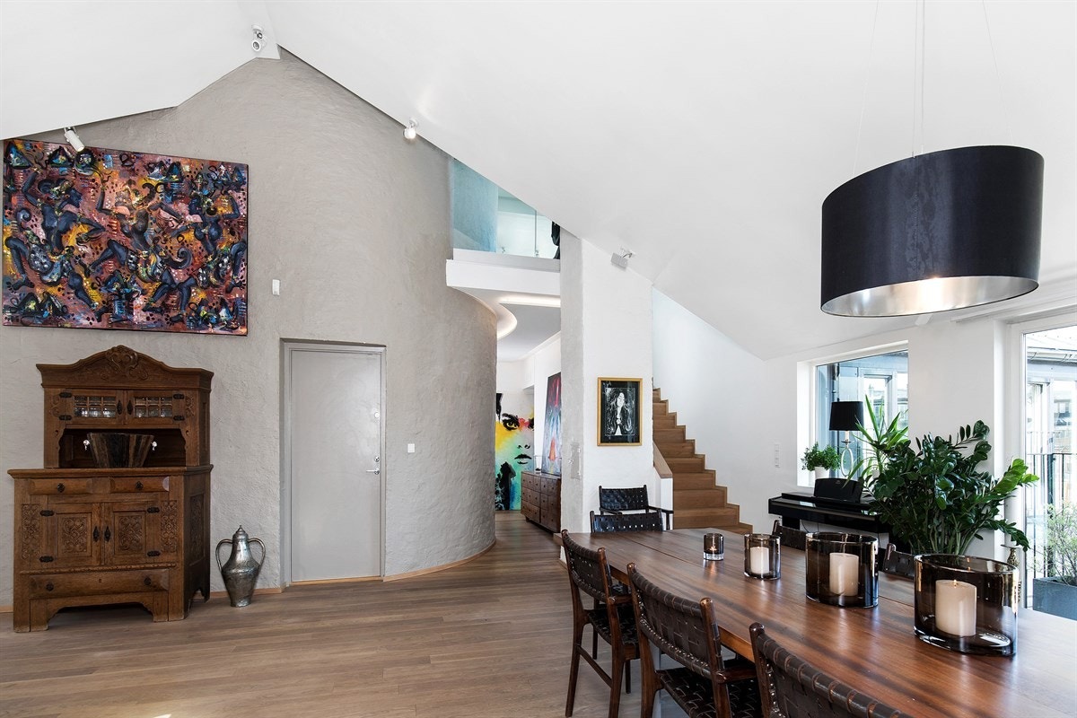 Spisestue med trapp til mesanin og hovedtrapperom Galleribilde