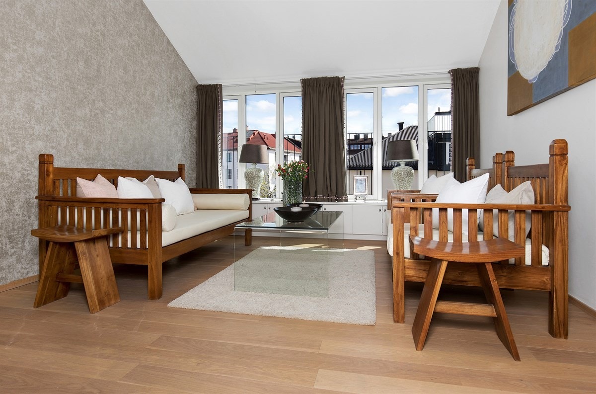 Storstue/soverom med store vinduer Galleribilde