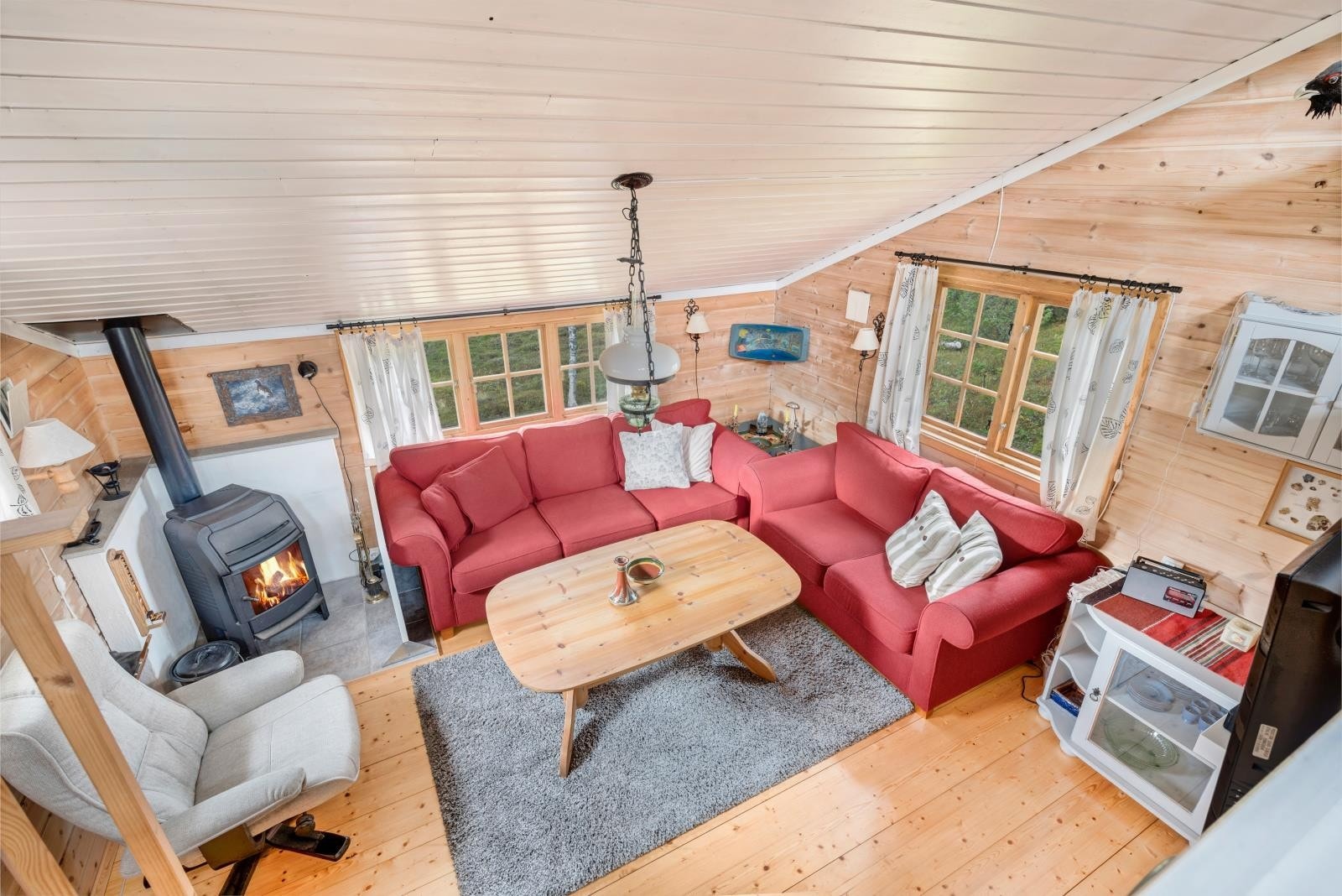 Stue med peisovn for hygge og varme Galleribilde