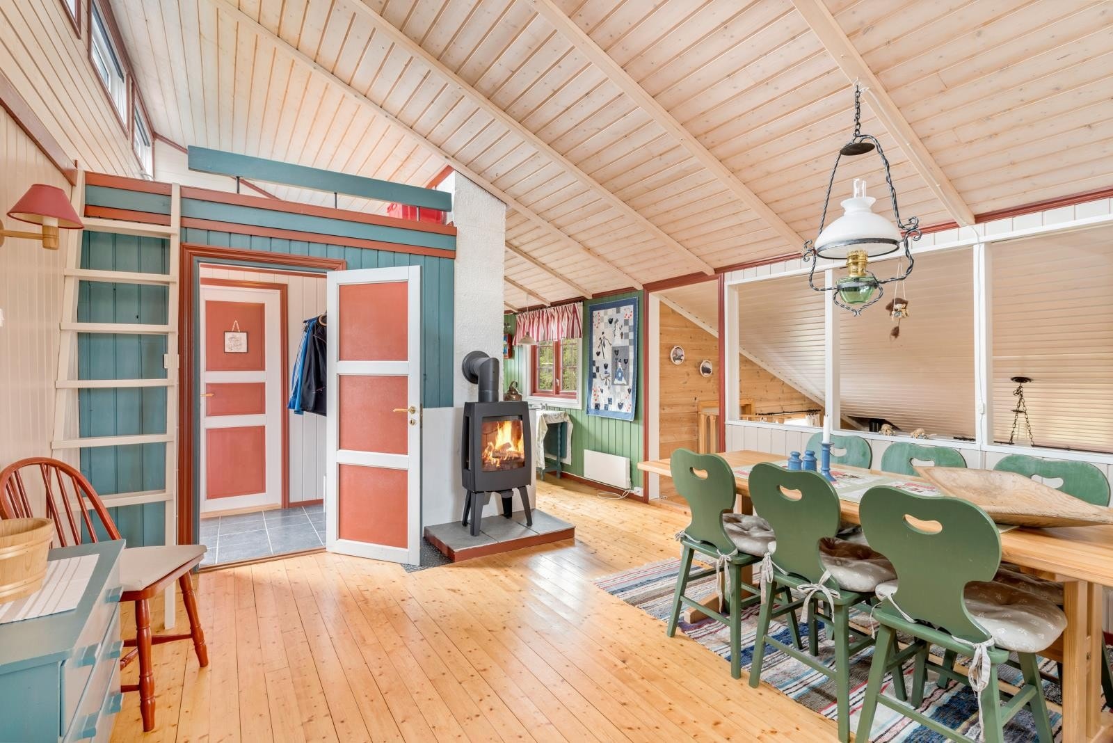 Spisestue med delvis åpen løsning mot kjøkken Galleribilde