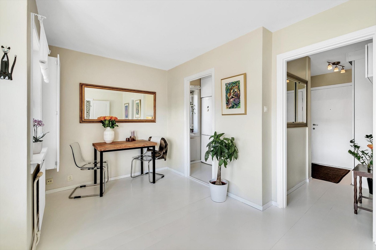 Hyggelig spiseplass i forbindelse med stuen. Galleribilde