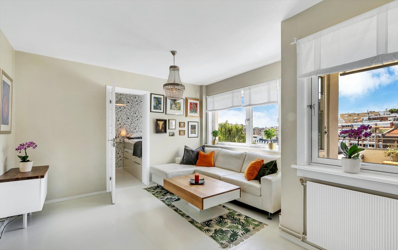 Stuen er holdt i lyse og tidløse farger, noe som gjør det enkelt for deg å sette et personlig preg på rommet. Galleribilde