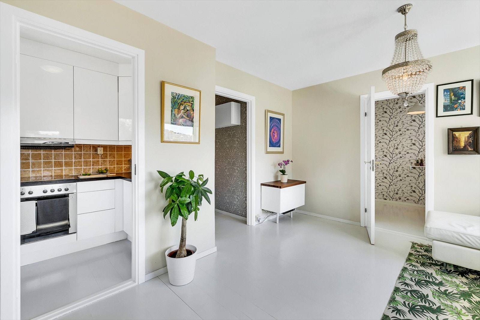 Flott og moderne kjøkken med overskap helt til tak som gir god plassutnyttelse. Galleribilde