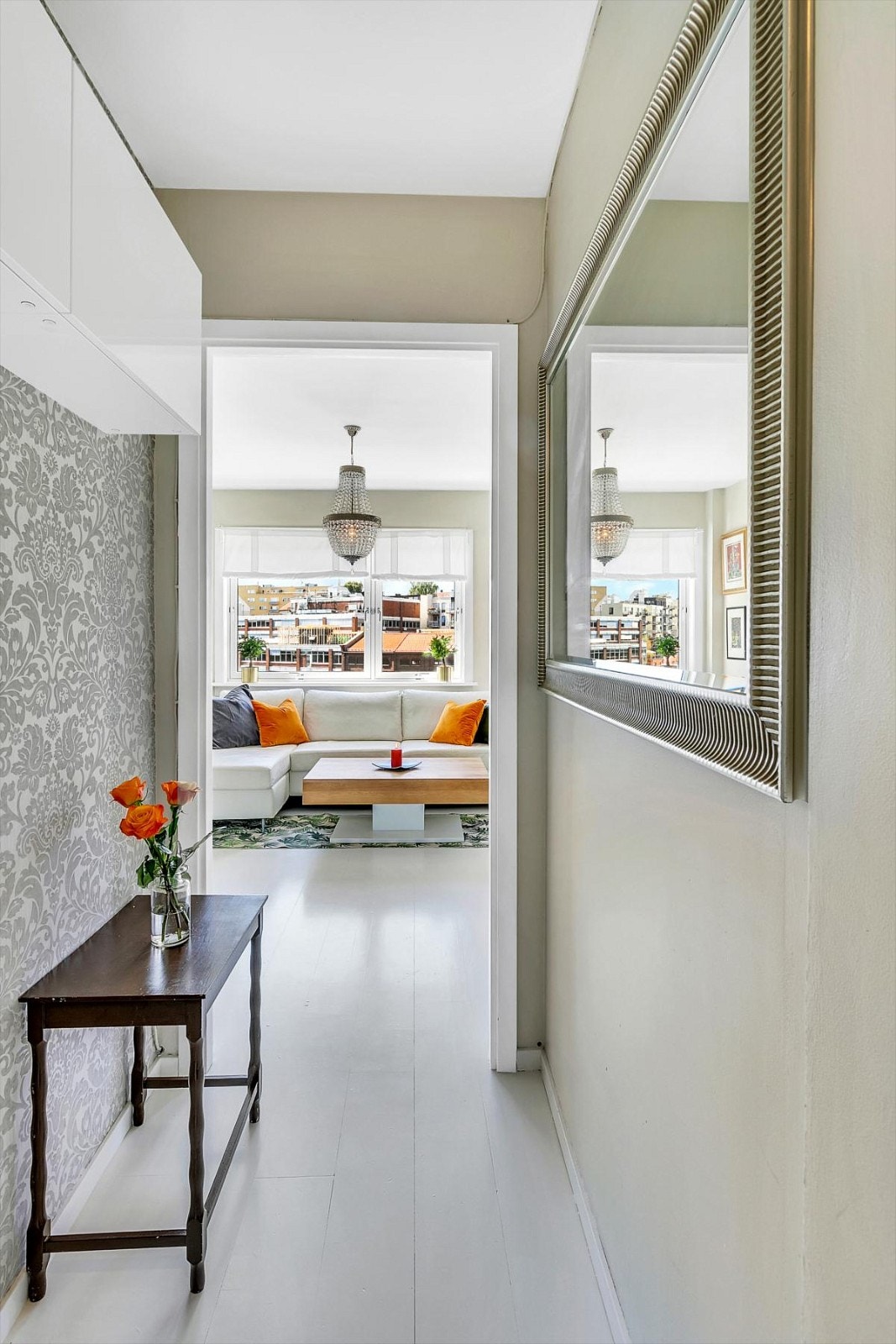 Romslig entré med gode muligheter for oppheng av yttertøy og oppstilling av sko. Galleribilde