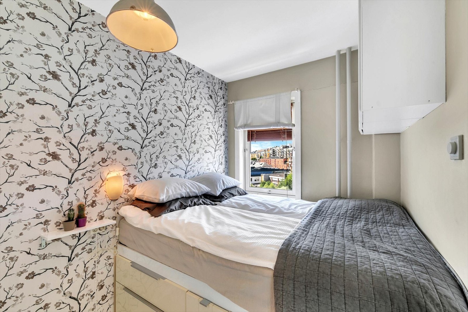 Det er gode oppbevaringsmuligheter i stor skyvedørsgarderobe fra Garderobemannen (2018), samt i romslige skuffer under sengen. Galleribilde