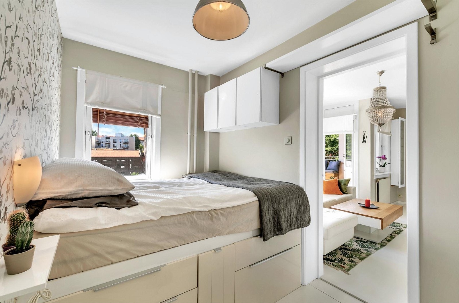 Lyst soverom med praktisk plassbygget seng som var ny i 2014. Galleribilde