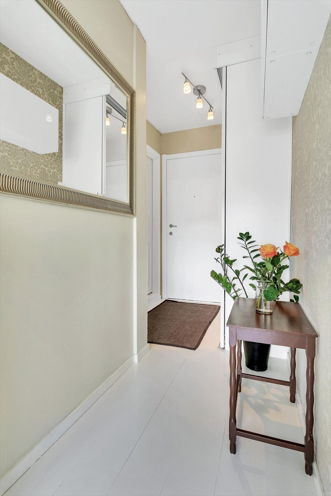 Ytterligere oppbevaringsmuligheter i praktisk skyvedørsgarderobe som var ny i 2017. Det er montert dørcalling. Galleribilde