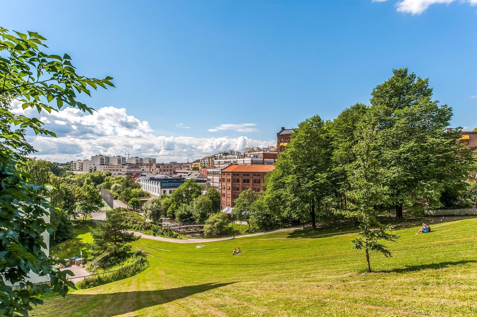 Rett utenfor blokka finner du flotte grøntområder og umiddelbar nærhet til Akerselva. Galleribilde