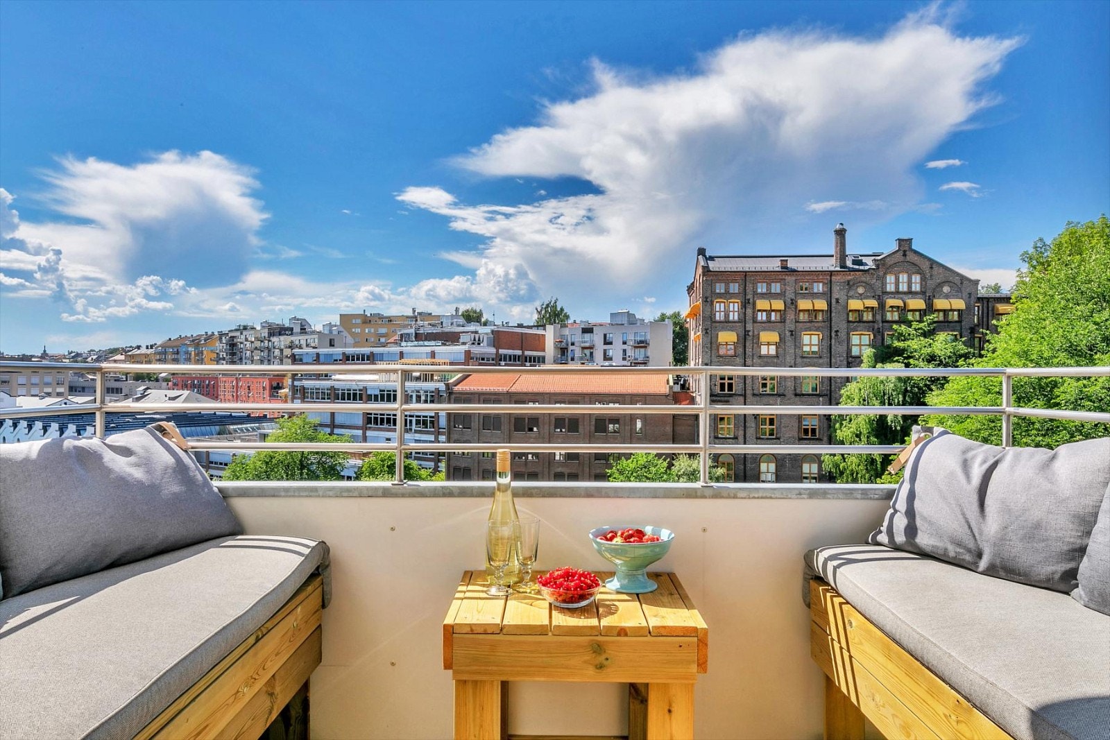 Vestvendt balkong med nydelig utsikt! Galleribilde