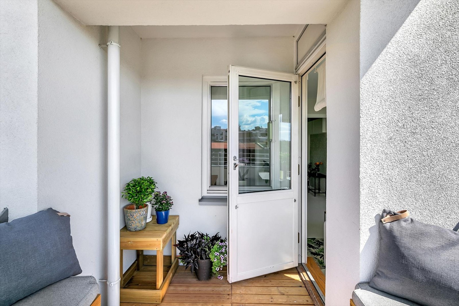 Herlig, vestvendt balkong med gode solforhold. Galleribilde