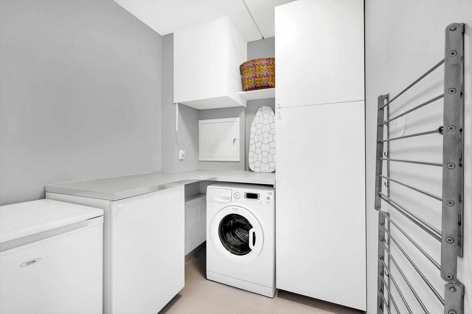 Separat vaskerom med opplegg for vaskemaskin Galleribilde