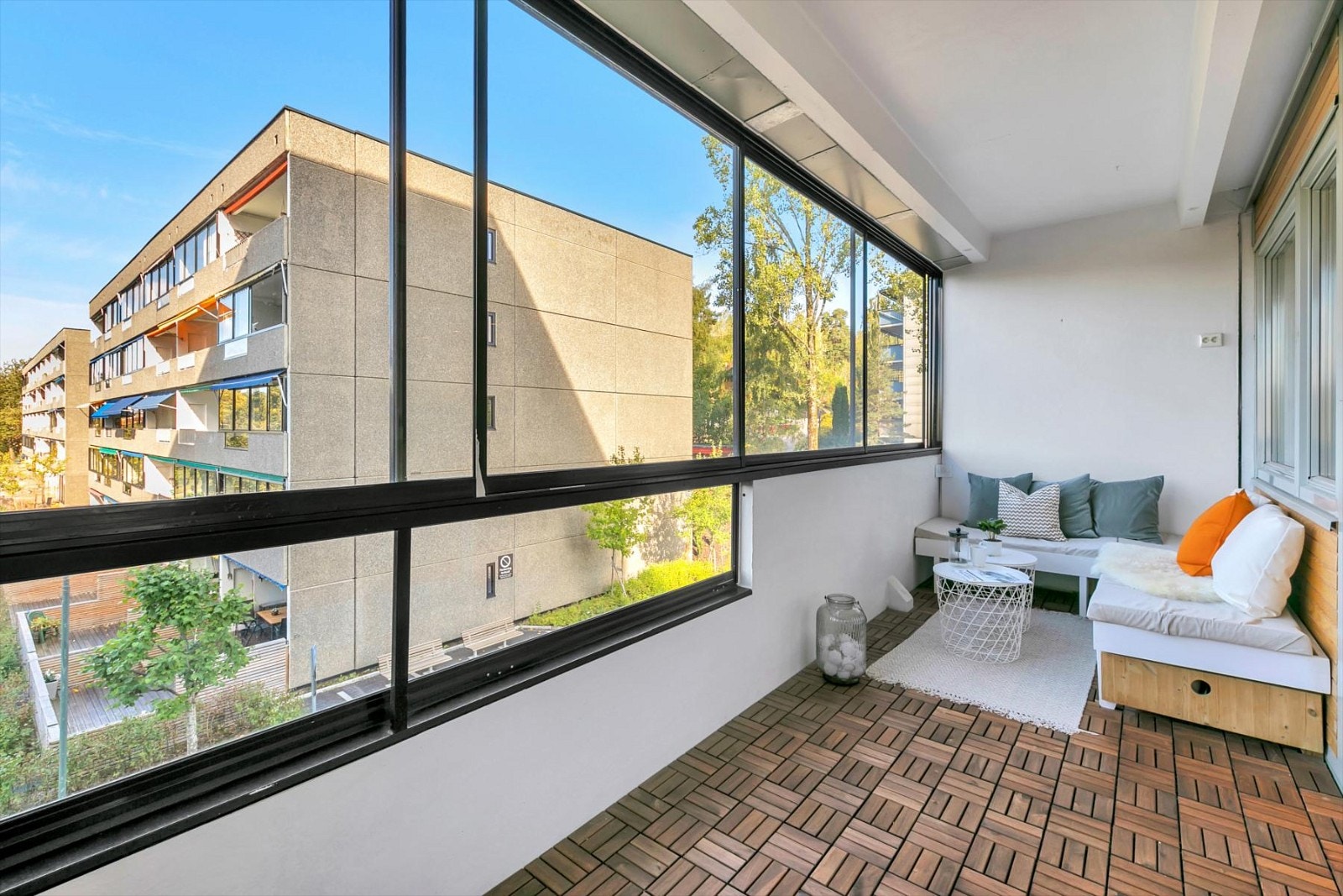 Plassbygde utemøbler Galleribilde