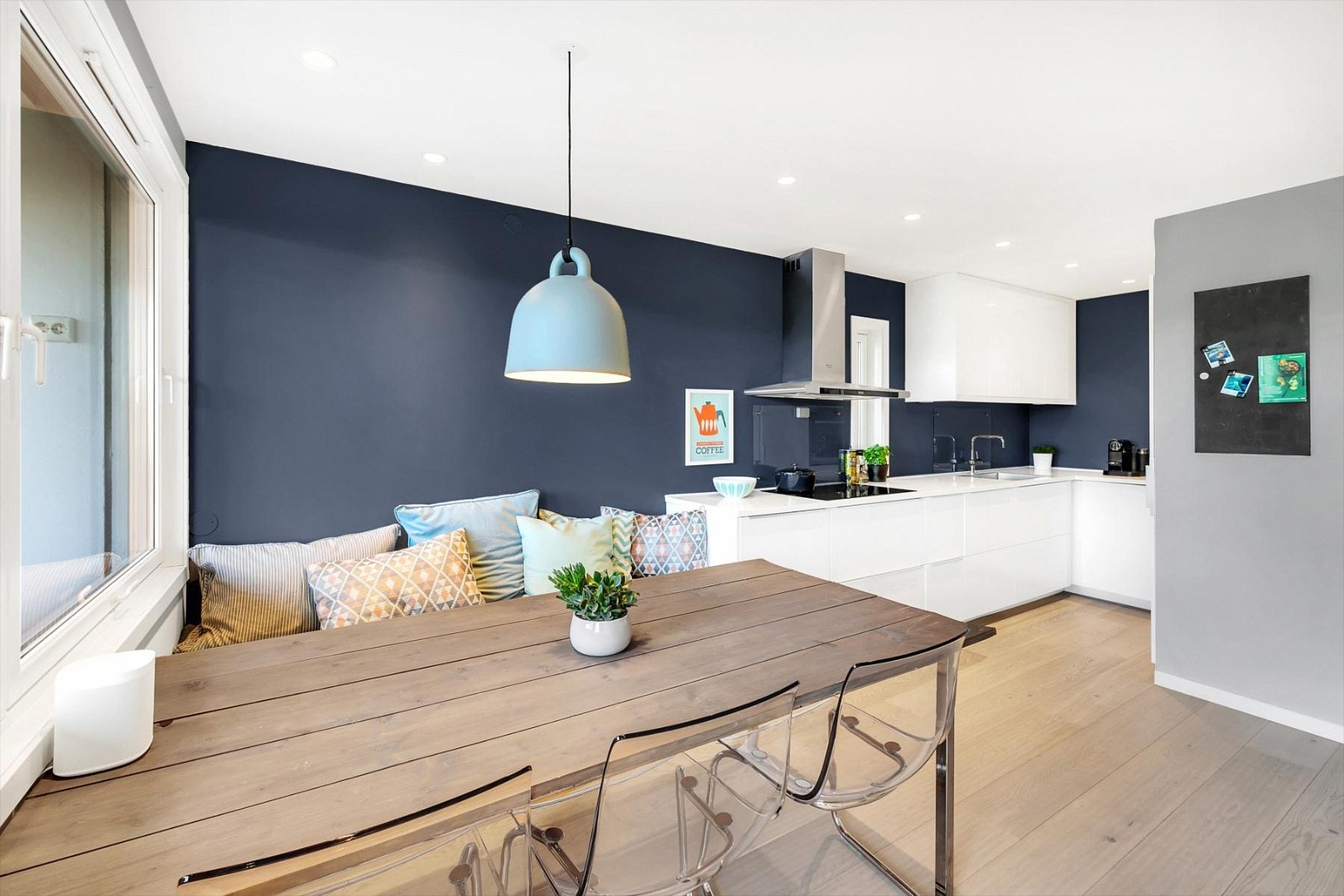 Kjøkken med plass til spisebord Galleribilde