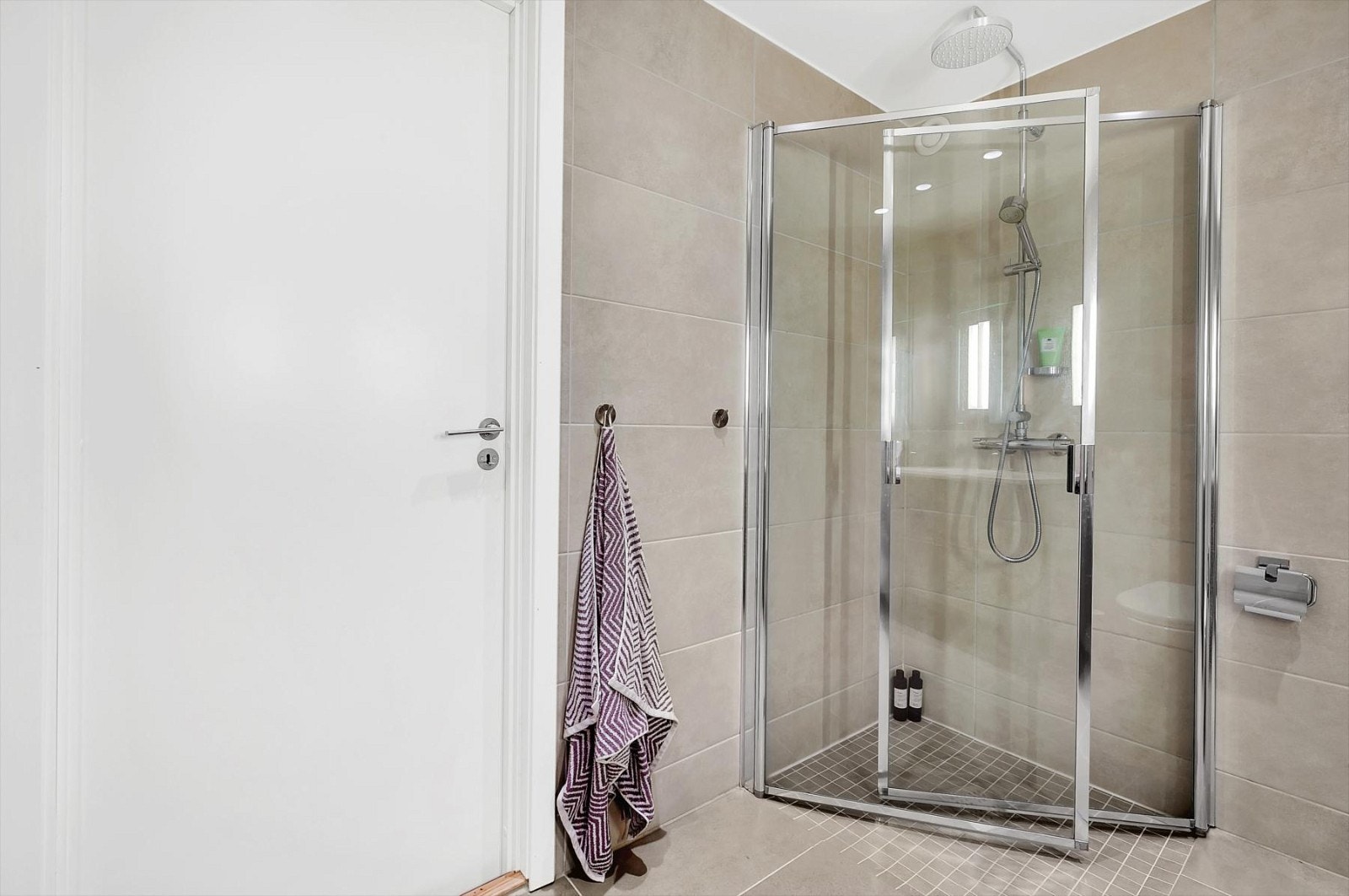 Bad med innadslående dusjdører og regnfalldusj Galleribilde