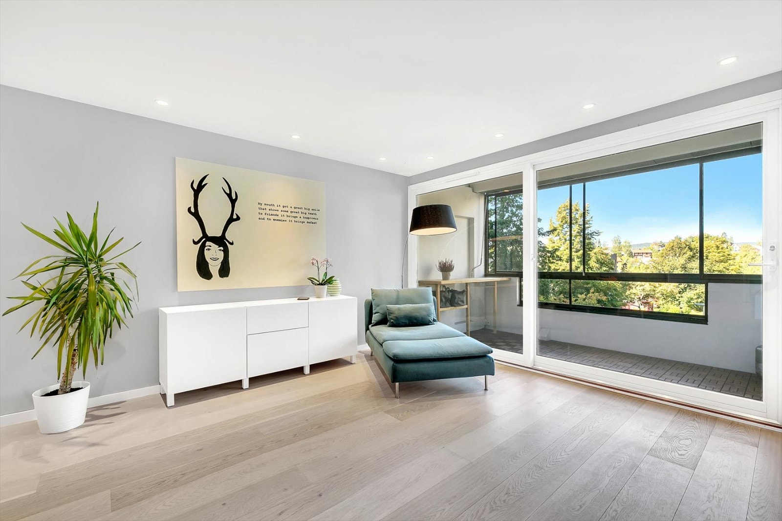 Utgang til innglasset balkong fra stue Galleribilde