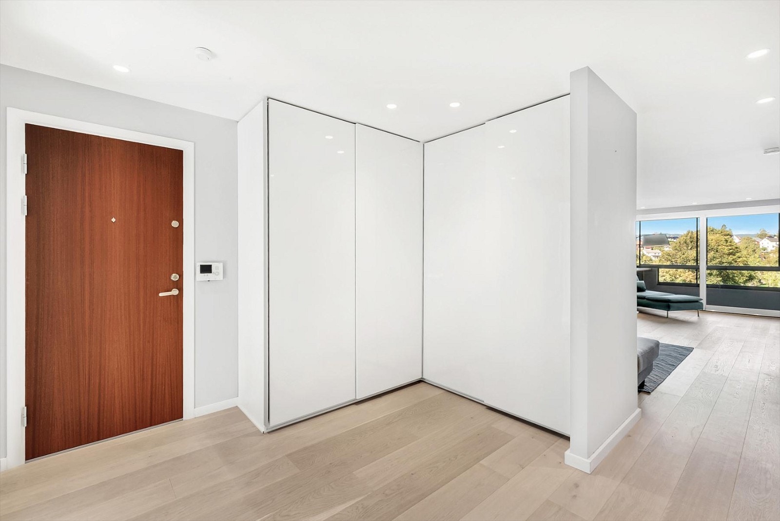 Stor entré med skyvedørsgarderobe Galleribilde