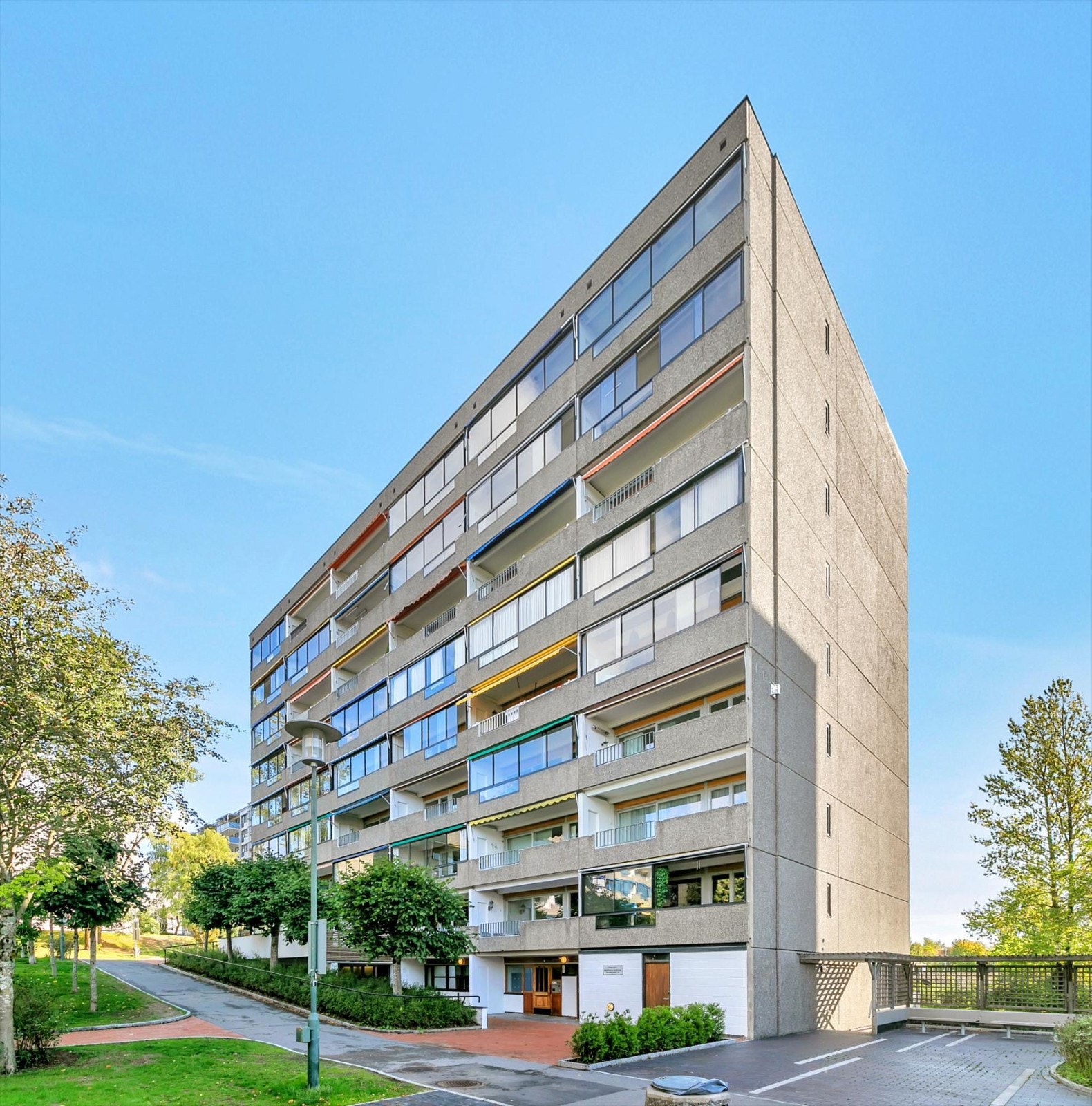 Leiligheten ligger i byggets 3. etasje Galleribilde