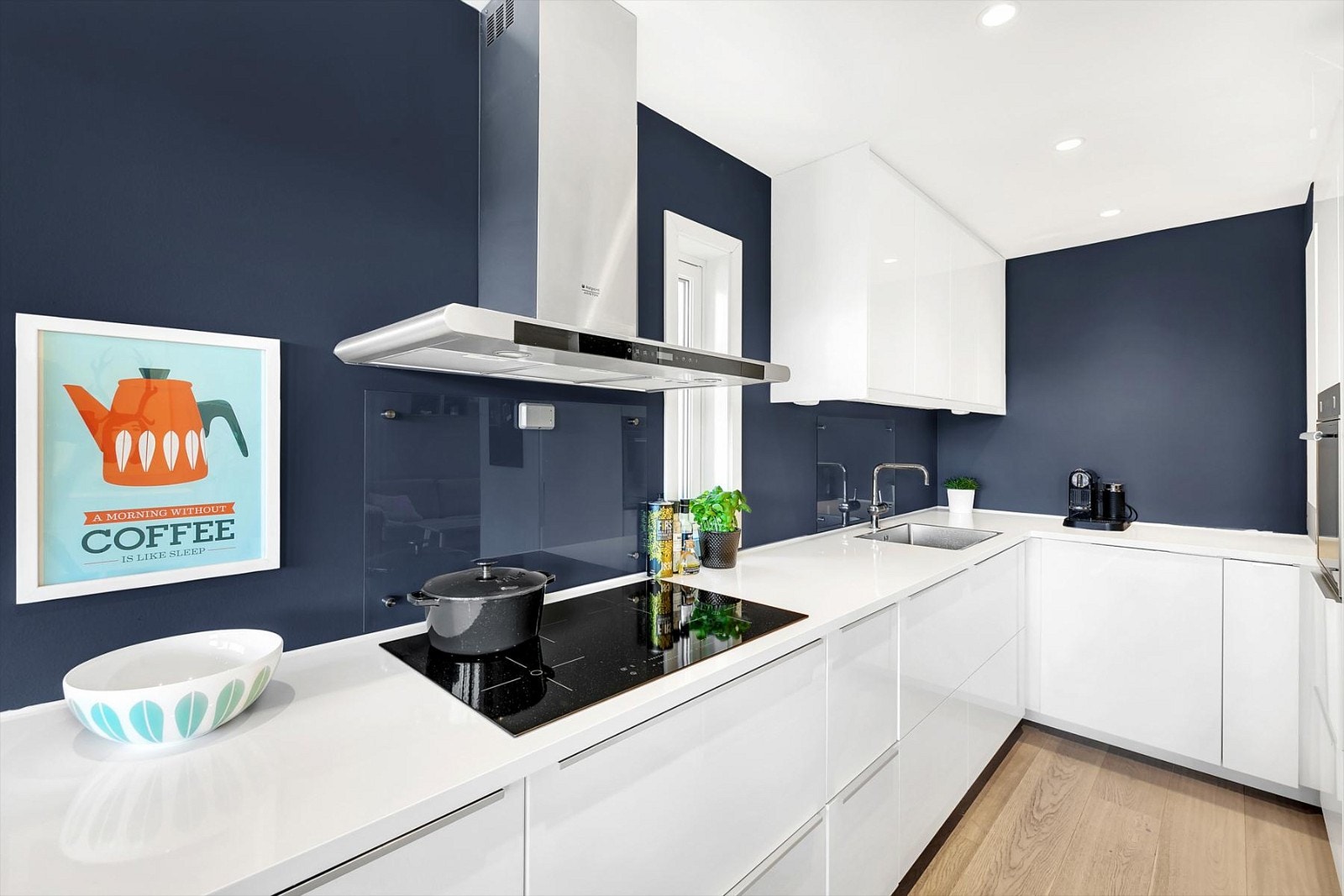 Pent kjøkken fra 2014 med god skap-/benkeplass. Integrerte hvitevarer Galleribilde