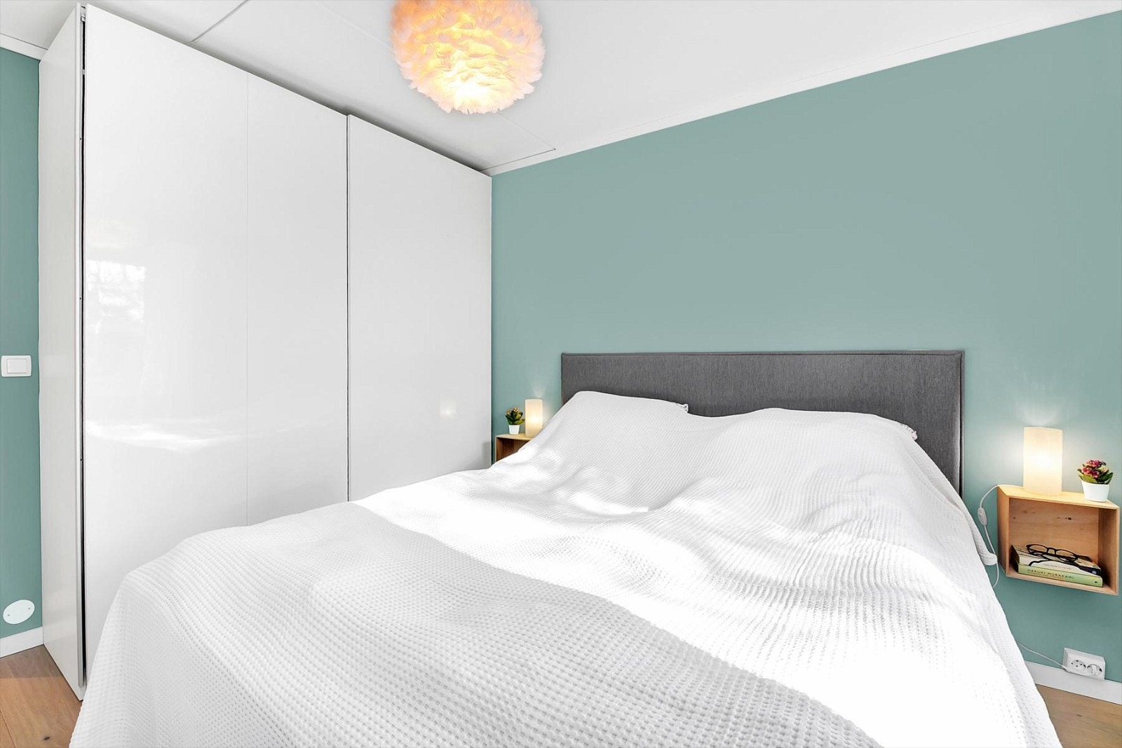 Hovedsoverom med stor skyvedørsgarderobe Galleribilde