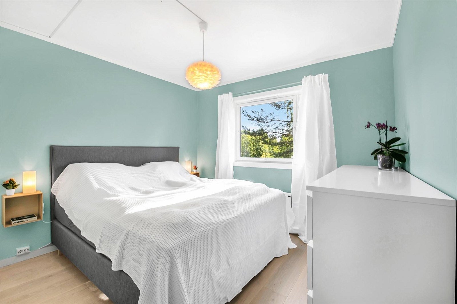 Hovedsoverom med god plass til dobeltseng Galleribilde