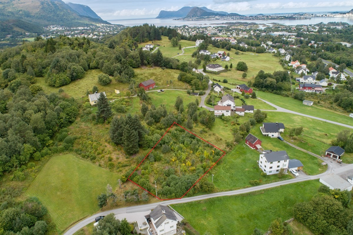 Stor boligtomt med gode solforhold ca 3 km fra Langevåg sentrum.
