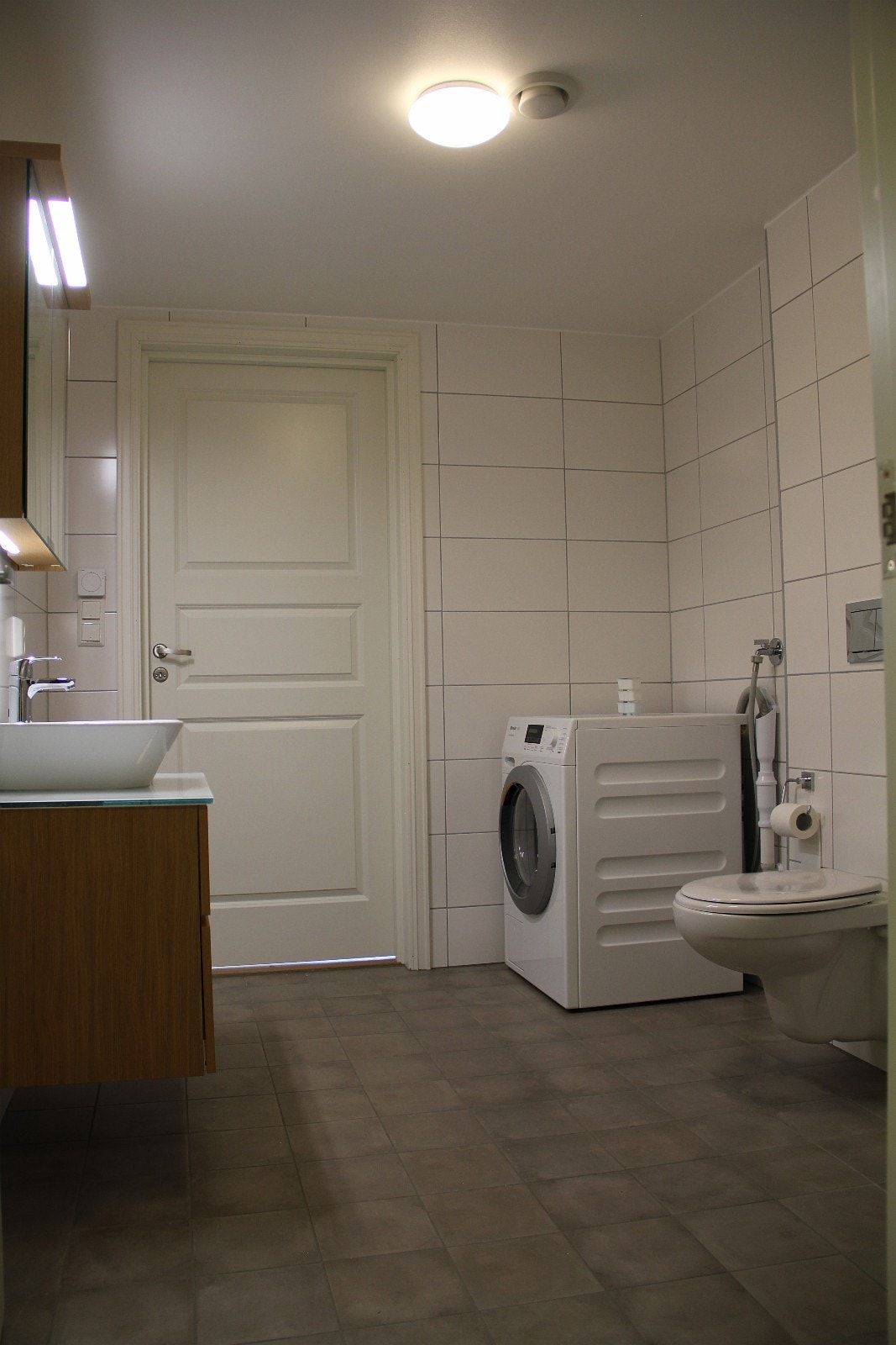 Bad med vaskemaskin og tørketrommel Galleribilde