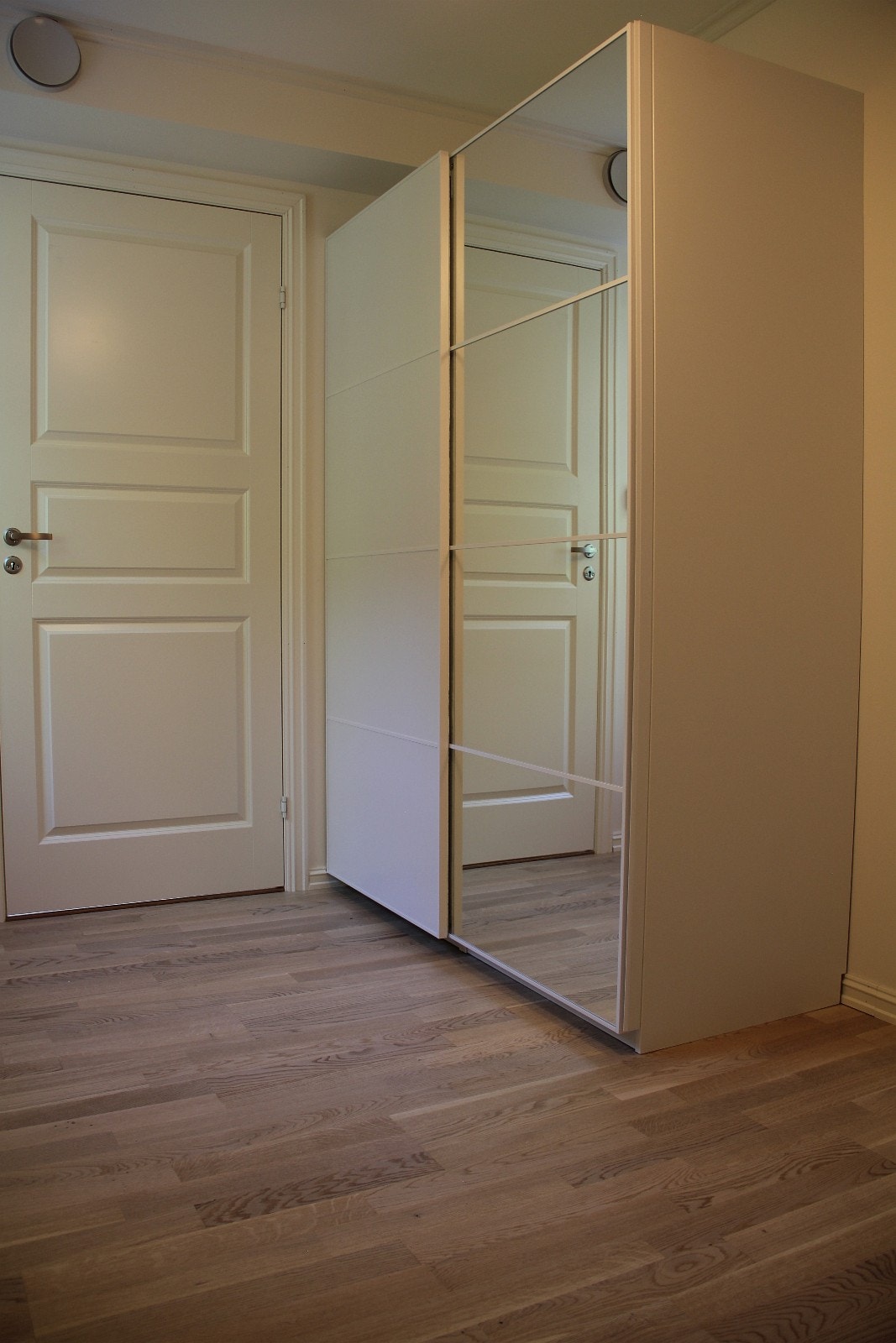 Soverom med garderobe Galleribilde