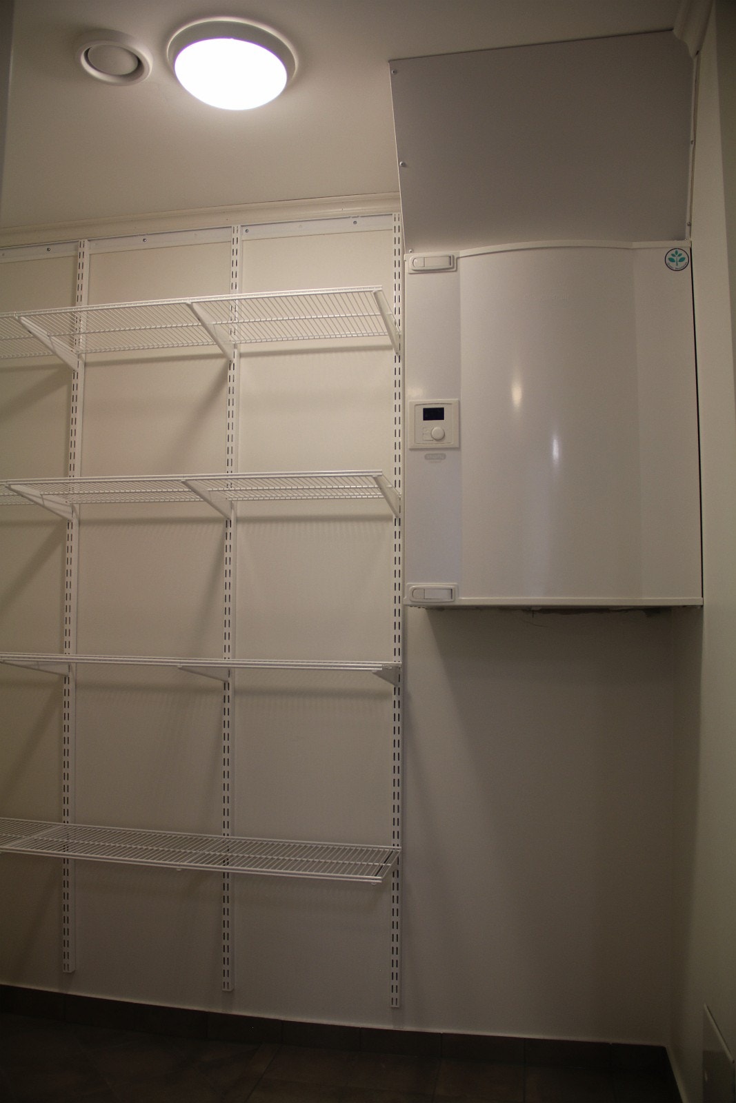 Bod med god hylleplass Galleribilde