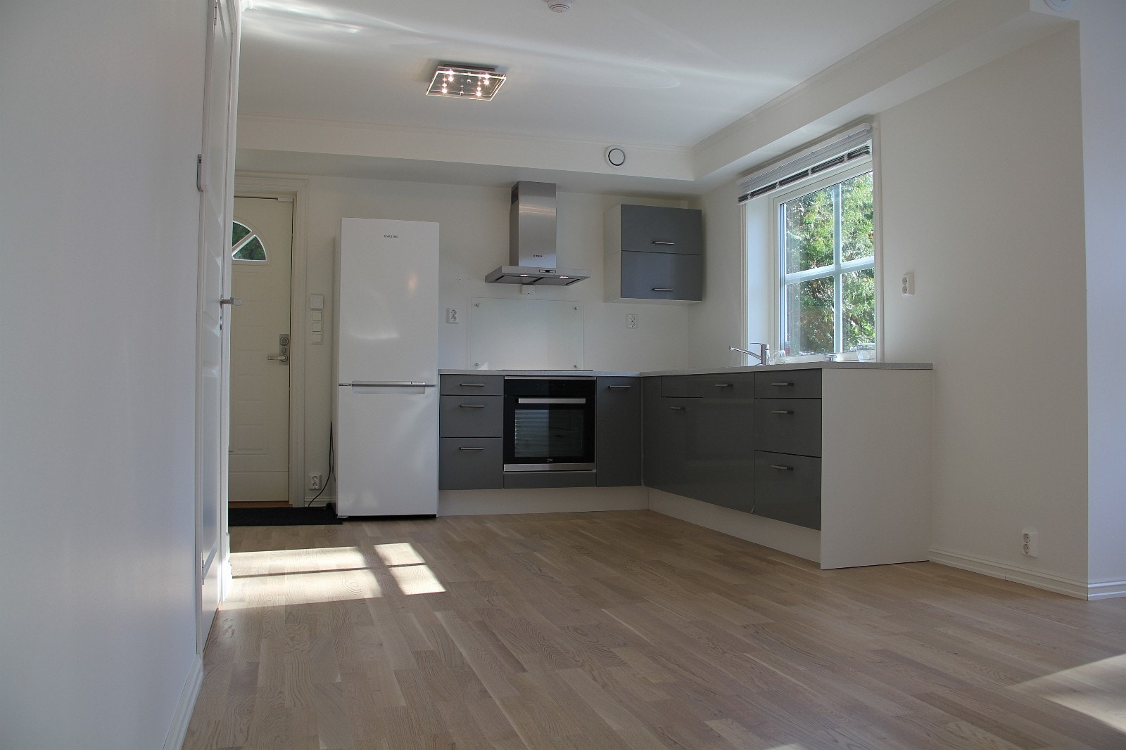 Kjøkken med hvitevarer (kombiskap, stekeovn, platetopp induksjon, oppvaskmaskin) Galleribilde