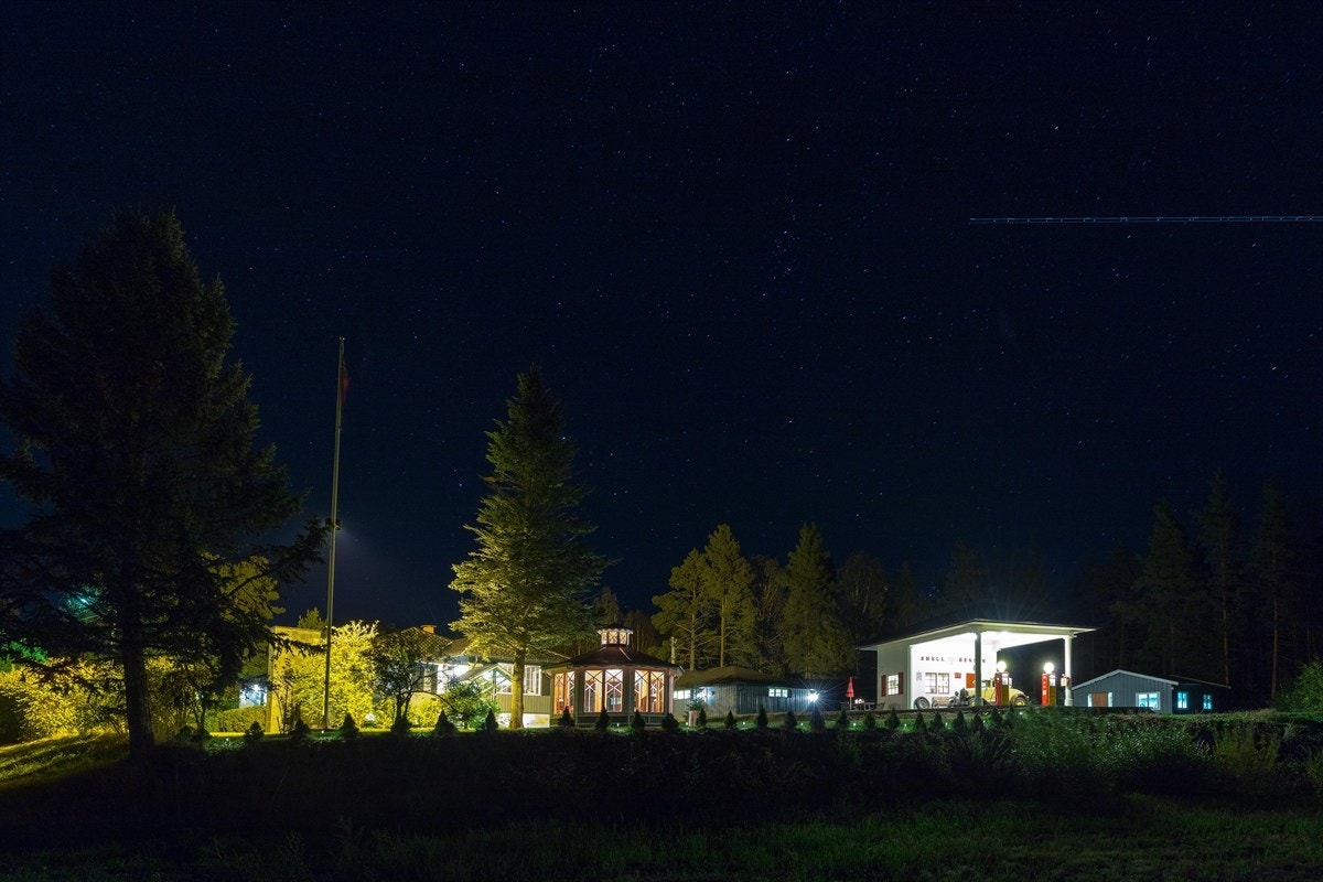 Eiendommen er fint lyssatt og lyser opp i høstmørket Galleribilde
