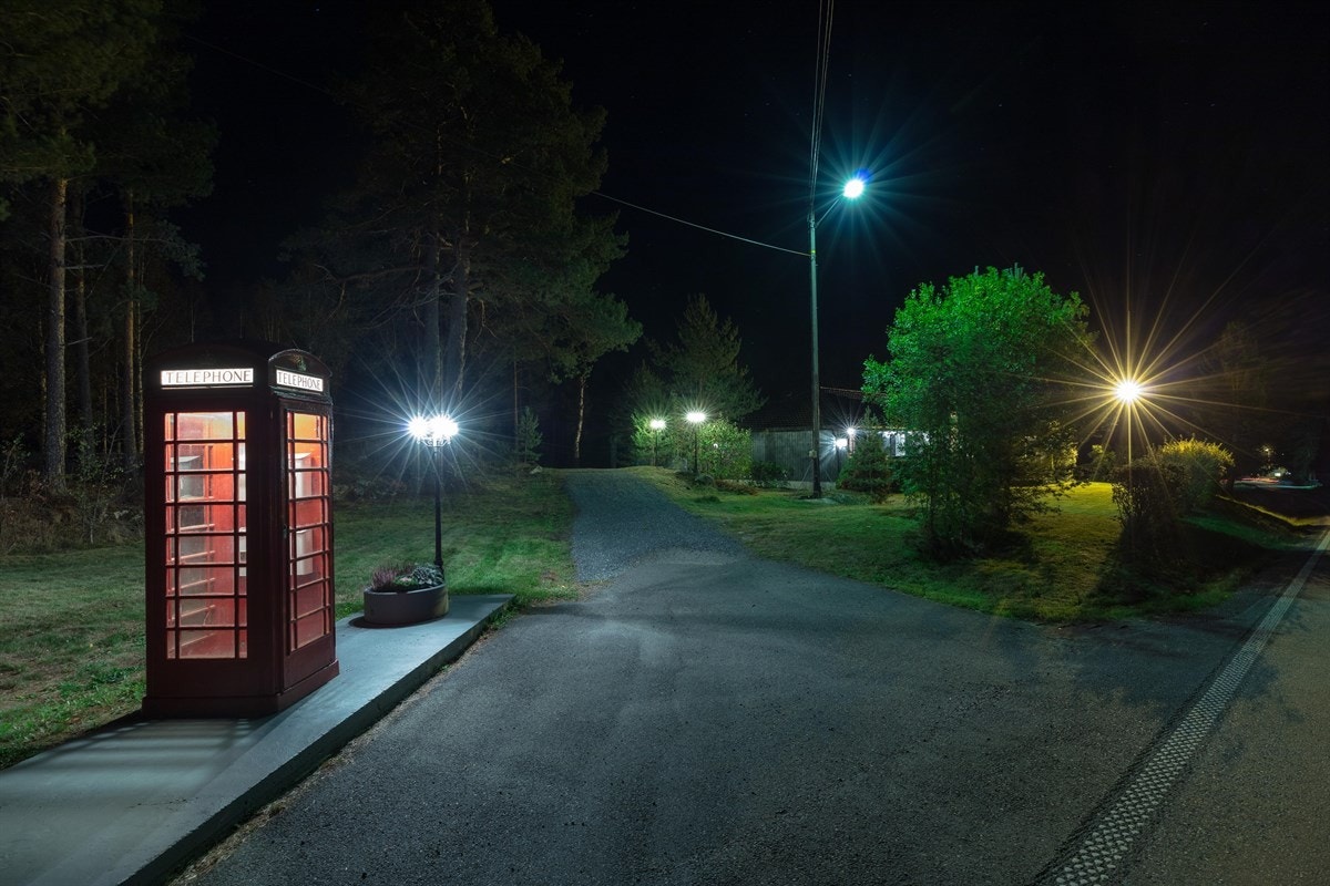 Postkassen er plassert i en flott telefonkiosk fra 40-tallet Galleribilde
