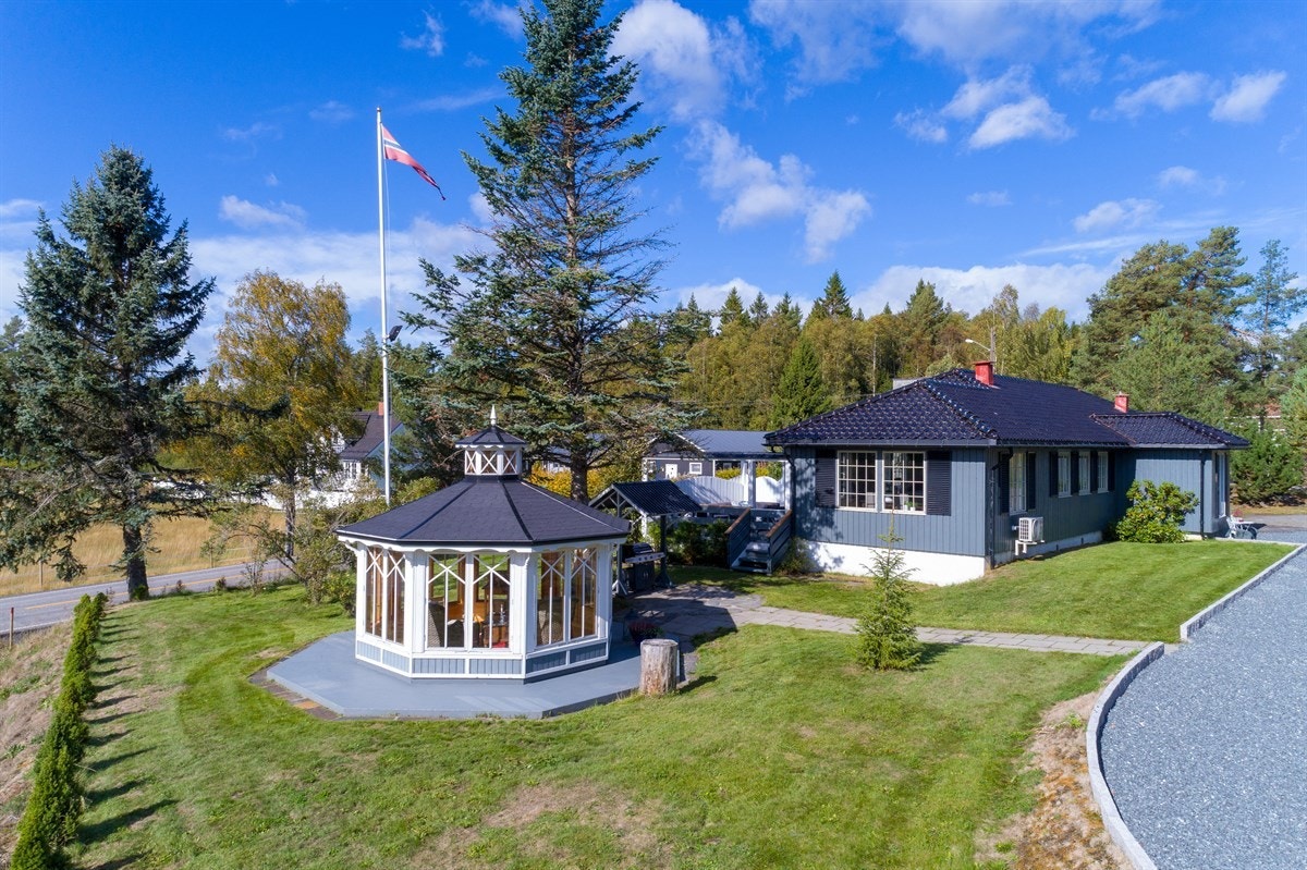 I hagen står et flott lysthus Galleribilde