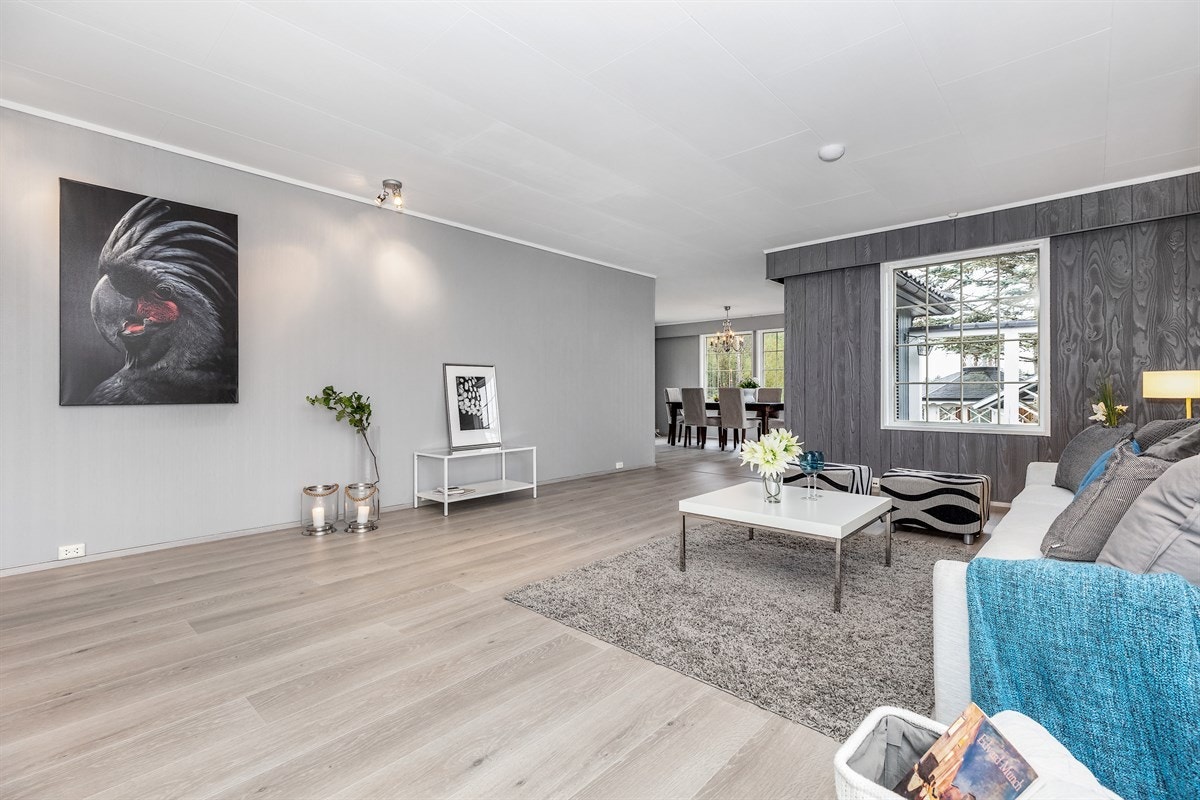 Stuen har god plass til flere sittegrupper Galleribilde