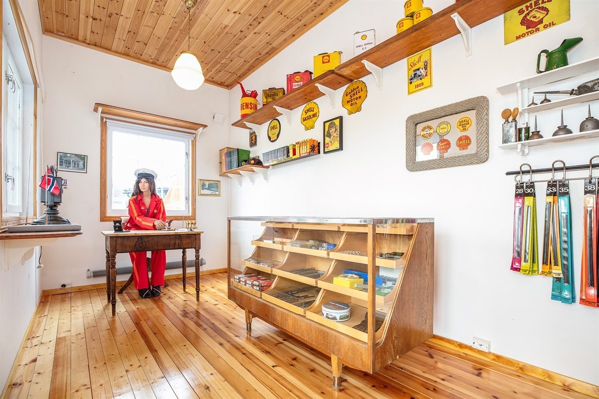 Innvendig i "Bensinstasjonen" Galleribilde