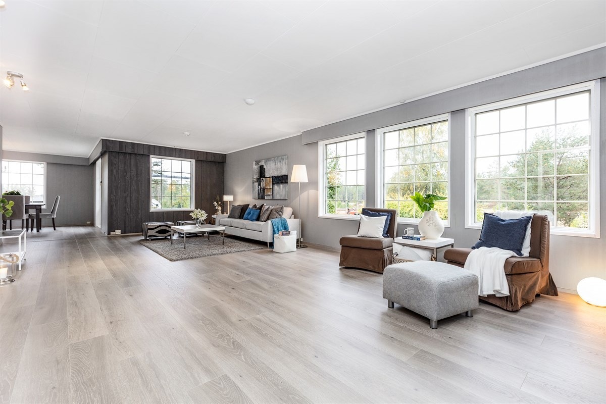 Stuen har store vinduer som gir godt med dagslys Galleribilde